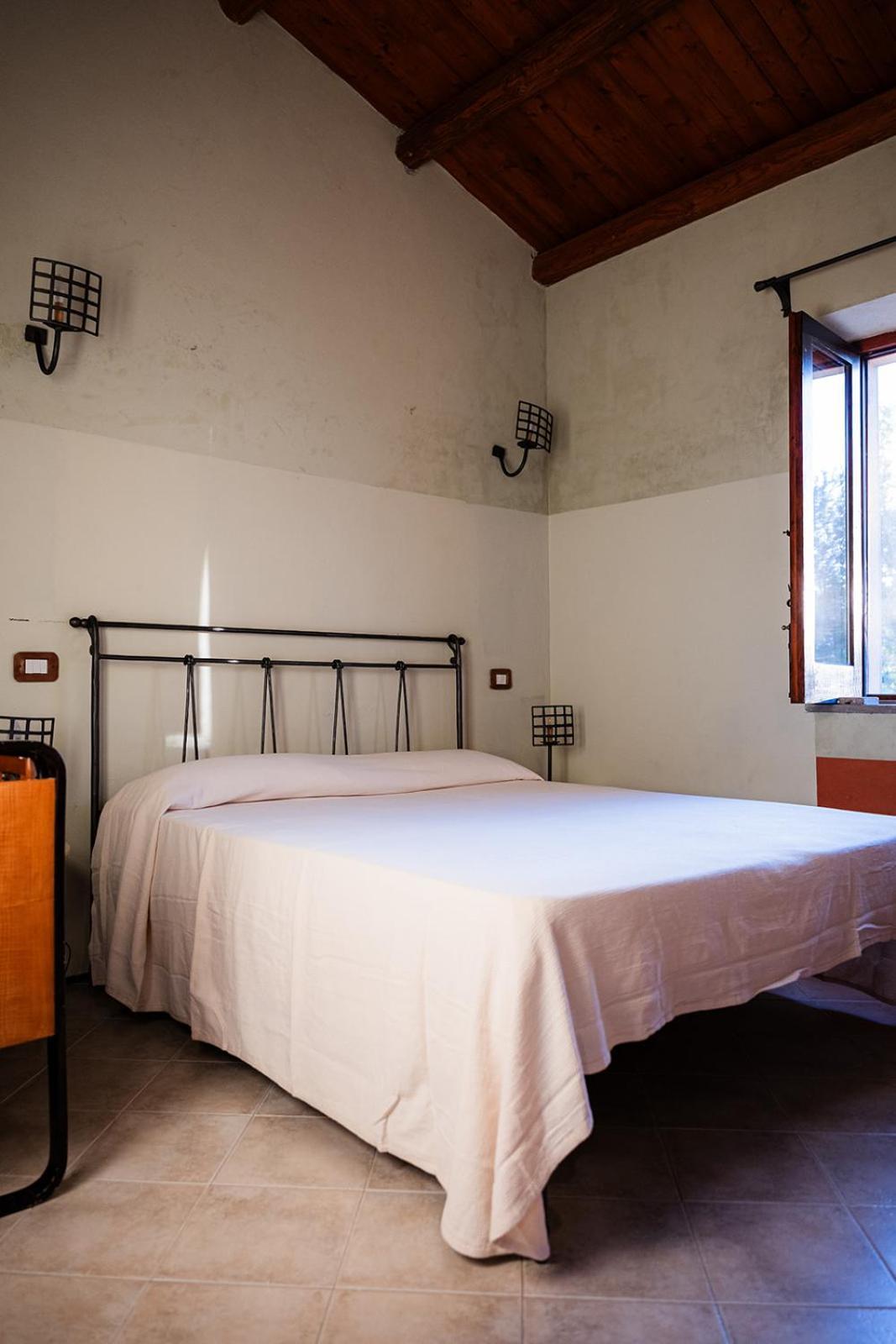 Bioagriturismo Antica Sena Milici Екстериор снимка